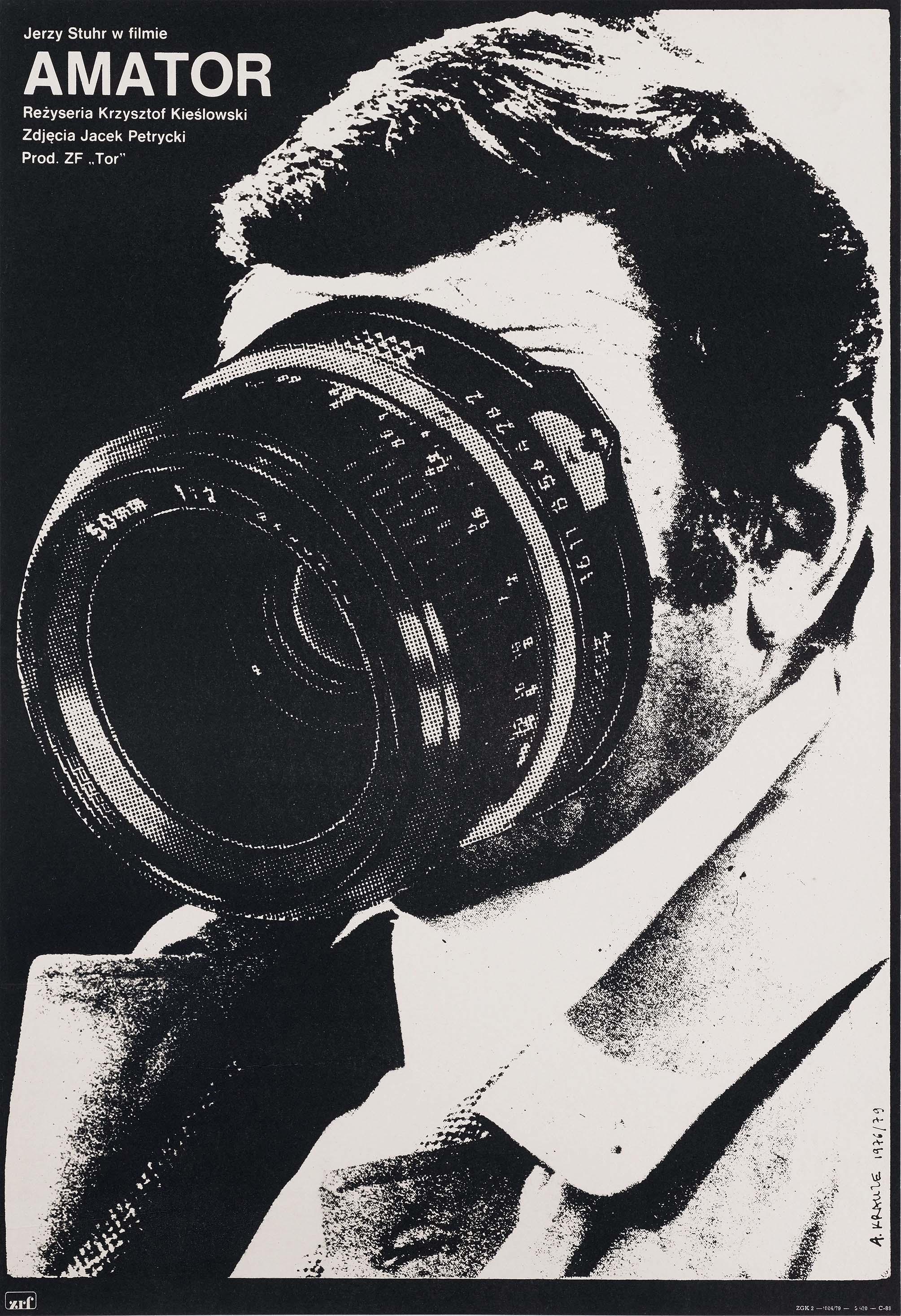 Black and white movie poster for Amator (Camera Buff) showing a man's face mostly obscured by a large, dramatic camera lens, 1979 Polish design.